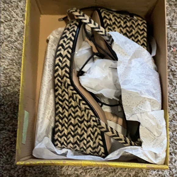 Great wedge shoes perfect for a summer dress! - Picture 5 of 5